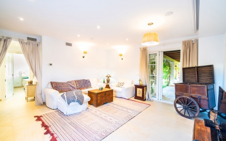 Sala de estar con puertas que se abren a porche / terraza